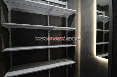 Торгові стелажі в якості складських в кімнатах покоївок у готелях в Трускавці та Східниці